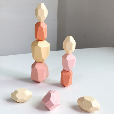 Os blocos de apartamentos de madeira 4cm da arquitetura nórdica das crianças apedrejam o empilhamento do brinquedo do jogo