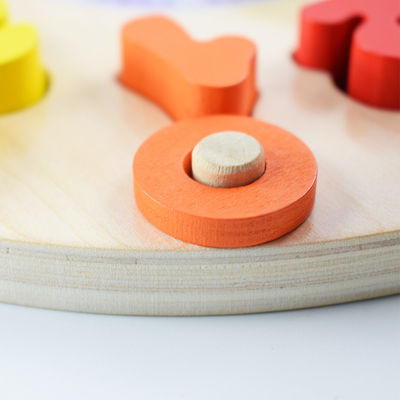 O enigma de madeira do pulso de disparo da geometria numera Montessori que conta o brinquedo
