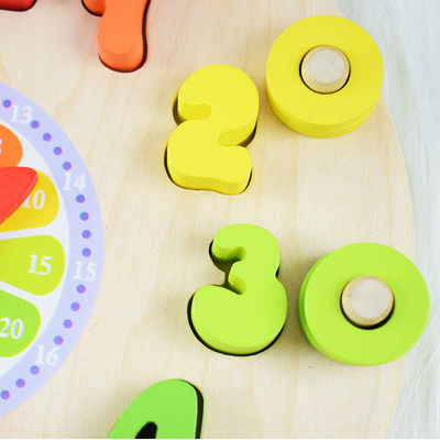 O enigma de madeira do pulso de disparo da geometria numera Montessori que conta o brinquedo