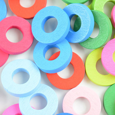 O enigma de madeira do pulso de disparo da geometria numera Montessori que conta o brinquedo