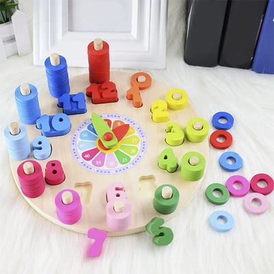 O enigma de madeira do pulso de disparo da geometria numera Montessori que conta o brinquedo