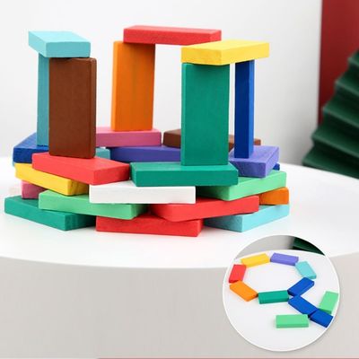 O arco-íris coloriu dominós para ruir o professor Puzzle Domino Rally