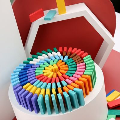 O arco-íris coloriu dominós para ruir o professor Puzzle Domino Rally