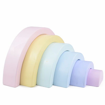 os brinquedos de madeira dos blocos de 4.5cm arquearam empilhando blocos do arco-íris
