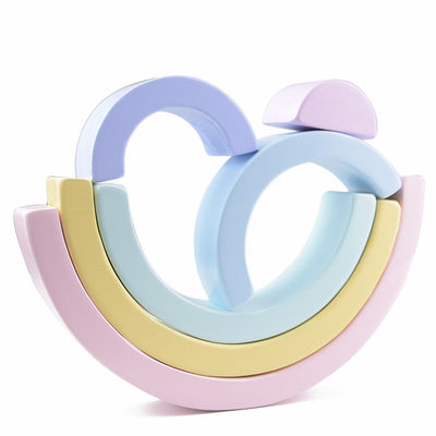 os brinquedos de madeira dos blocos de 4.5cm arquearam empilhando blocos do arco-íris