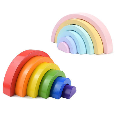 os brinquedos de madeira dos blocos de 4.5cm arquearam empilhando blocos do arco-íris