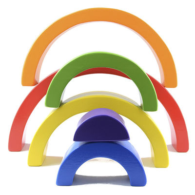 os brinquedos de madeira dos blocos de 4.5cm arquearam empilhando blocos do arco-íris