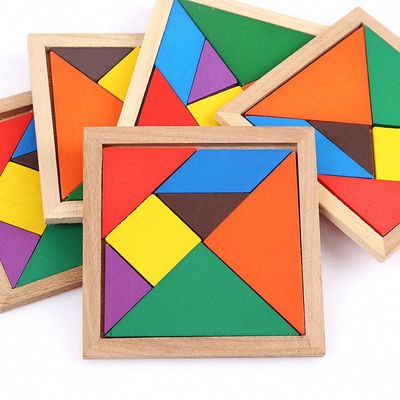 O bebê de madeira do quadrado 11cm Montessori brinca o enigma de serra de vaivém de 7 partes