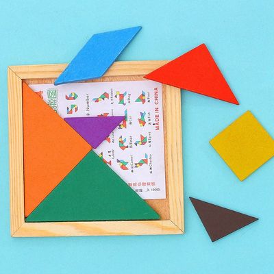 O bebê de madeira do quadrado 11cm Montessori brinca o enigma de serra de vaivém de 7 partes