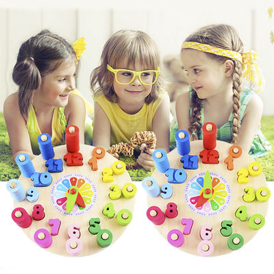 O enigma de madeira do pulso de disparo da geometria numera Montessori que conta o brinquedo