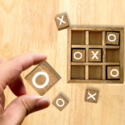 Jogo de madeira da interação educacional XO da criança do pai