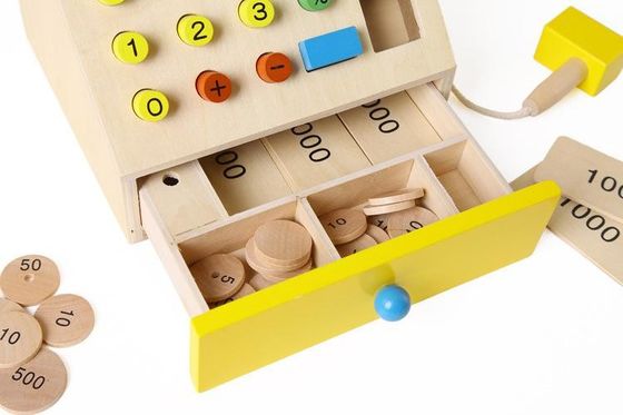 A caixa registadora de madeira da simulação das crianças finge brinquedos do jogo