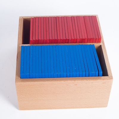 Bebê que aprende placas de seguimento do alfabeto de madeira de Montessori