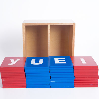 Bebê que aprende placas de seguimento do alfabeto de madeira de Montessori