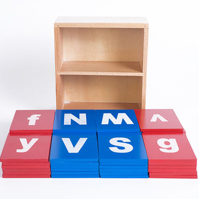Bebê que aprende placas de seguimento do alfabeto de madeira de Montessori