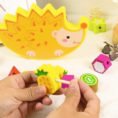 O fruto animal de empilhamento de madeira do ouriço dos desenhos animados dos brinquedos do bloco de apartamentos do equilíbrio obstrui brinquedos de Montessori dos jogos do equilíbrio