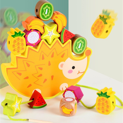 O fruto animal de empilhamento de madeira do ouriço dos desenhos animados dos brinquedos do bloco de apartamentos do equilíbrio obstrui brinquedos de Montessori dos jogos do equilíbrio