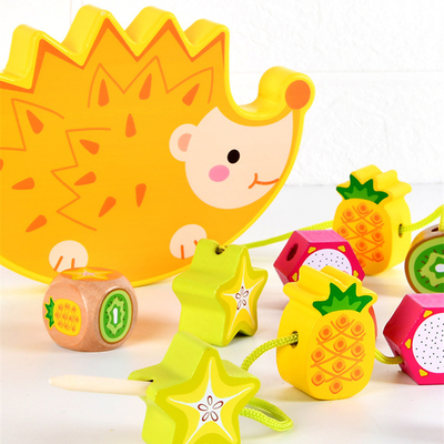 O fruto animal de empilhamento de madeira do ouriço dos desenhos animados dos brinquedos do bloco de apartamentos do equilíbrio obstrui brinquedos de Montessori dos jogos do equilíbrio