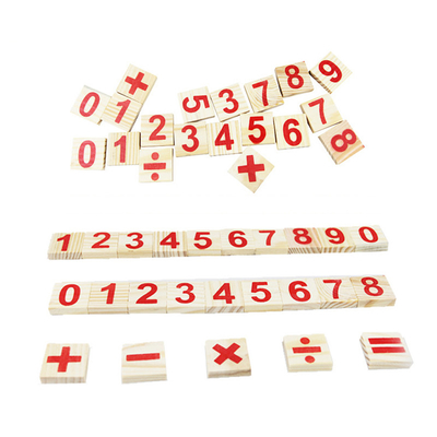 A figura obstrui a contagem dos brinquedos de madeira da educação das varas que constroem a caixa de madeira matemática de Montessori do bloco da inteligência