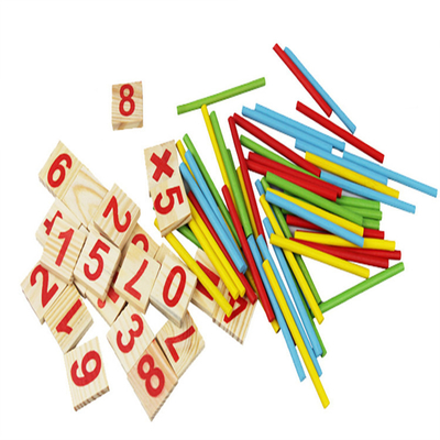 A figura obstrui a contagem dos brinquedos de madeira da educação das varas que constroem a caixa de madeira matemática de Montessori do bloco da inteligência
