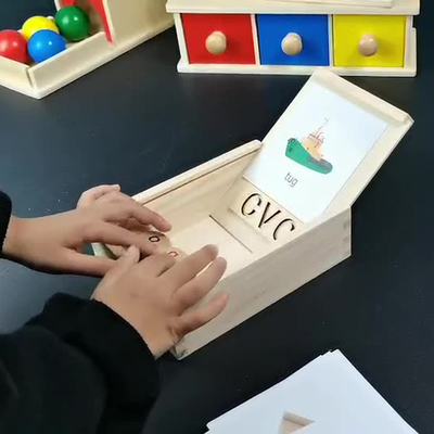 A leitura de madeira de Montessori obstrui a aprendizagem de gerencio de gerencio do alfabeto da letra