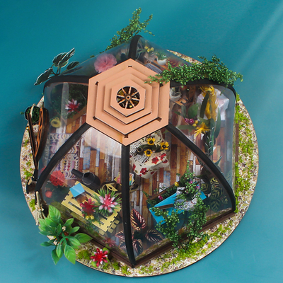 Casa de boneca diminuta de madeira de DIY com a bateria da luz do diodo emissor de luz da ferramenta de jardinagem da mobília