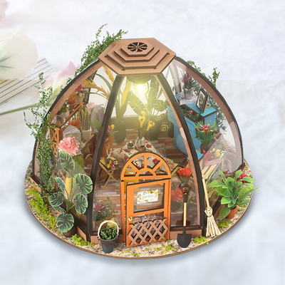 Casa de boneca diminuta de madeira de DIY com a bateria da luz do diodo emissor de luz da ferramenta de jardinagem da mobília