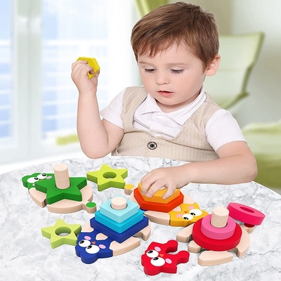 Brinquedos de empilhamento de madeira que classificam para o pré-escolar adiantado dos meninos das meninas que aprende