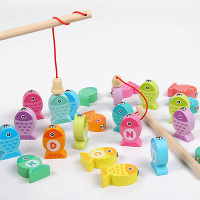 Pescando brinquedos alfanuméricos de madeira do jogo para crianças Montessori cedo educacional