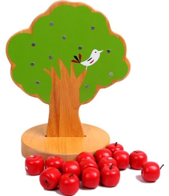 Os brinquedos de madeira do bebê de Montessori da árvore de Apple para crianças escolhem o fruto educacional