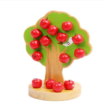 Os brinquedos de madeira do bebê de Montessori da árvore de Apple para crianças escolhem o fruto educacional