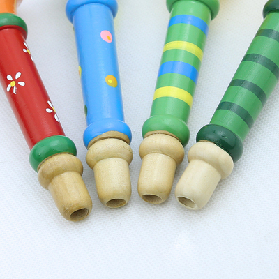 O instrumento musical do assobio de madeira quente do chifre do bebê brinca as crianças coloridas