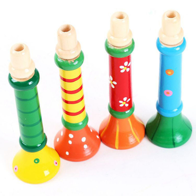 O instrumento musical do assobio de madeira quente do chifre do bebê brinca as crianças coloridas