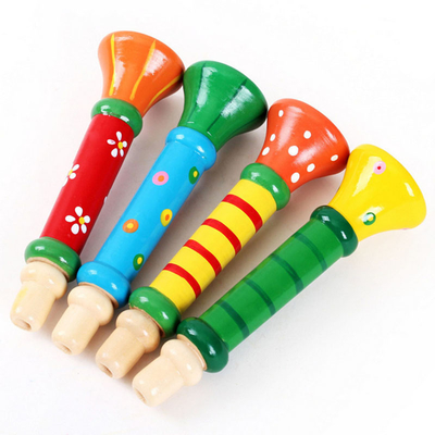 O instrumento musical do assobio de madeira quente do chifre do bebê brinca as crianças coloridas