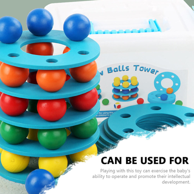 O bebê de madeira unisex de Montessori brinca as crianças que empilham o jogo