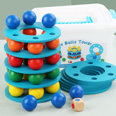 O bebê de madeira unisex de Montessori brinca as crianças que empilham o jogo