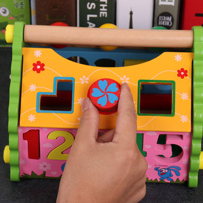 As crianças dão forma à casa Montessori de madeira da sabedoria do classificador brilhante