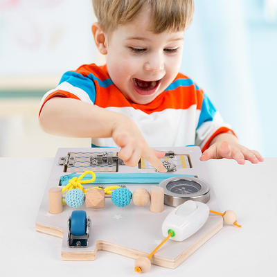 O treinamento de habilidades ocupado de madeira de dobramento da vida da placa de Montessori destrava