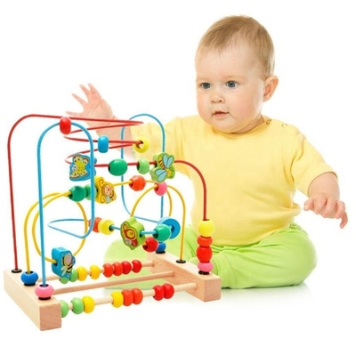 Os brinquedos educacionais adiantados de madeira circundam a primeira pousa-copos Maze For Kids do grânulo