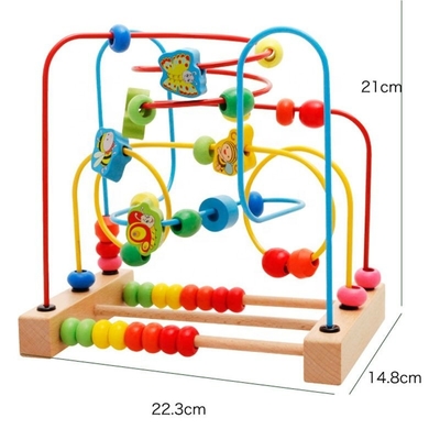 Os brinquedos educacionais adiantados de madeira circundam a primeira pousa-copos Maze For Kids do grânulo
