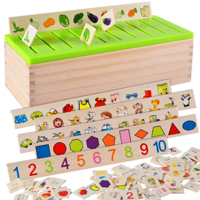 O bebê de madeira de Montessori brinca a classificação matemática do conhecimento