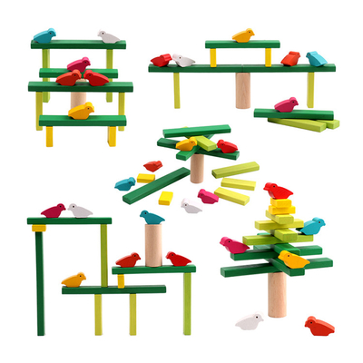 Os brinquedos de madeira dos blocos da árvore do equilíbrio do pássaro exercitam o dedo educacional