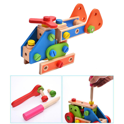 A porca de madeira do bloco de apartamentos de Montessori brinca o parafuso Toy Girls Boys Gift da porca