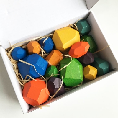 Dos blocos de apartamentos SIDA e brinquedos coloridos de ensino da educação cedo