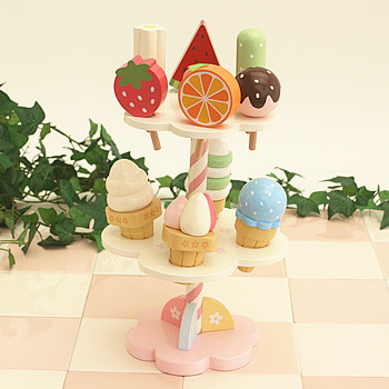 Os brinquedos de madeira magnéticos do gelado da simulação fingem o alimento da cozinha do jogo