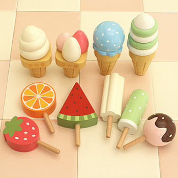 Os brinquedos de madeira magnéticos do gelado da simulação fingem o alimento da cozinha do jogo