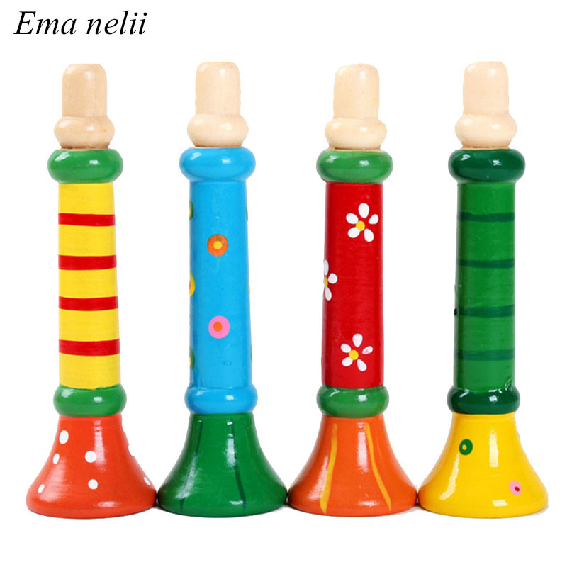 O instrumento musical do assobio de madeira quente do chifre do bebê brinca as crianças coloridas