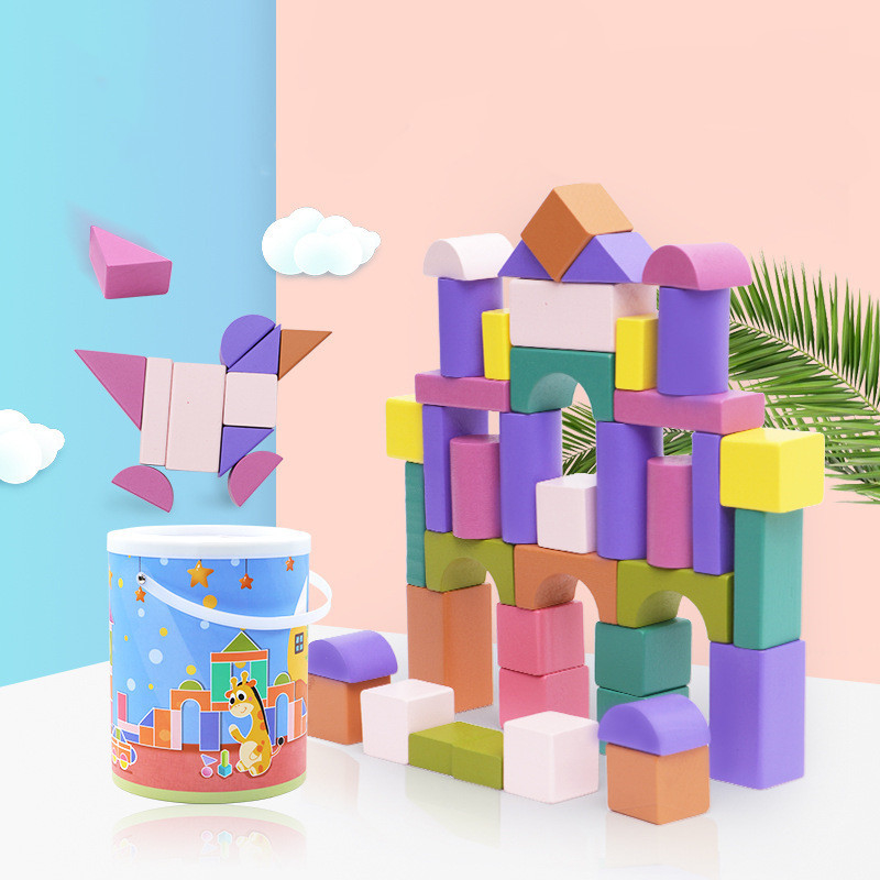 As crianças DIY caçoam os blocos de apartamentos de madeira das partículas grandes coloridos
