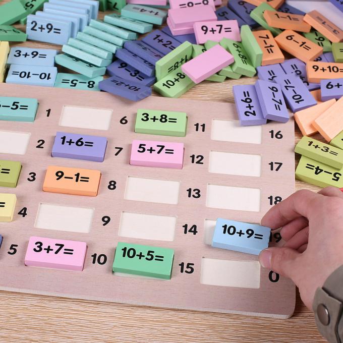 Os brinquedos educacionais da matemática da matemática numeram os blocos de apartamentos dos dominós engraçados