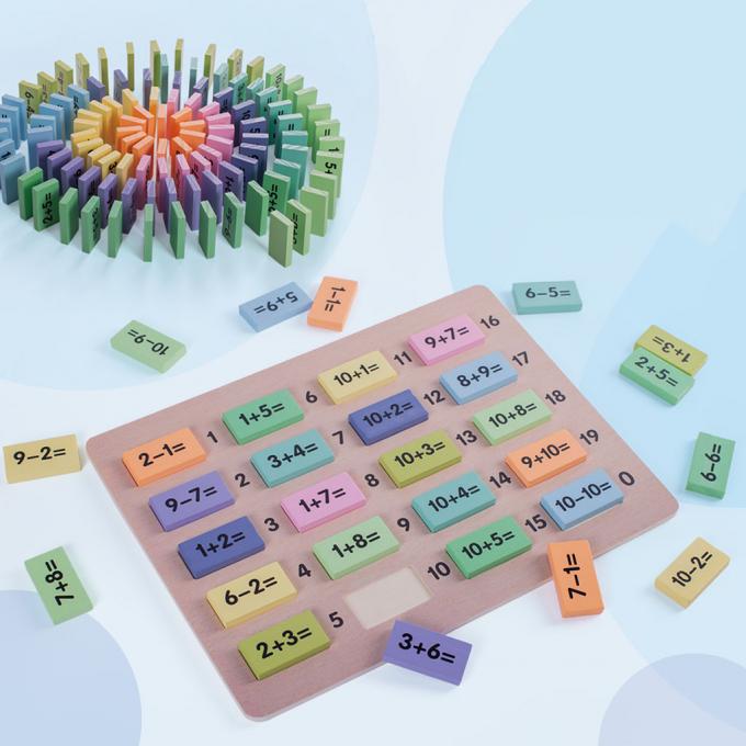 Os brinquedos educacionais da matemática da matemática numeram os blocos de apartamentos dos dominós engraçados